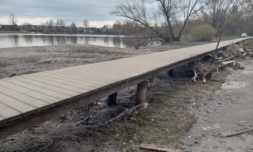 Während des Hochwassers 2023 diente das Gelände um den Ölper See als „Auffanggebiet“ für die Wassermassen. Der Gewässerdienst der Stadtentwässerung Braunschweig GmbH (SEBS) richtet das Naherholungsgebiet derzeit wieder her. 