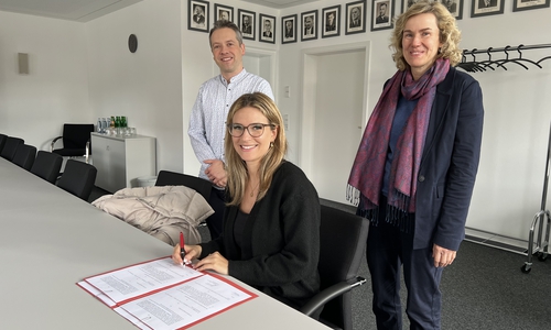Laura Lösch bei der Vertragsunterzeichnung im Rathaus mit Markus Timm (zuständiger Fachbereichsleiter) und Britta Pätzold (Abteilungsleiterin für Soziales). 