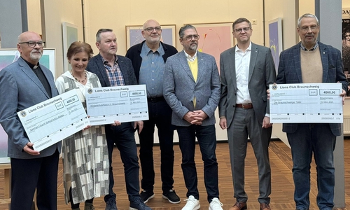 v.l.n.r.: Joachim Hempel (Domprediger em, für die GCS) Ulrike Werner (Kinderschutzhaus e.V.) Gunnar Klenke ( Activity Beauftragter Lionsclub) Olaf Jaeschke (Galerist und Lionsclub Mitglied) Detlef Ohlms (Activity Beauftragter Lionsclub) Dirk Gronert (Präsident Lionsclub) Bernd Assert (Braunschweiger Tafel e.V).