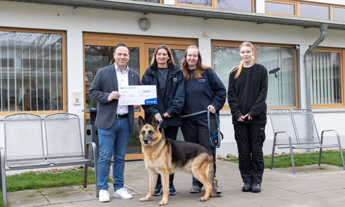 Gordon Grund, Partner der Öffentlichen in Helmstedt, übergibt die Spende an Katharina Roye, Anna Reichert und Merle Laas vom Team des Tierheims (von links nach rechts) – auch Schäferhund Sputnik freut sich über den unverhofften Gewinn.