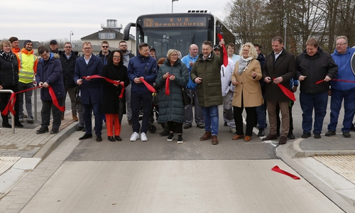 Mit dem Durchschneiden des symbolischen Absperrbandes wurde gemeinsam die Mascheroder Straße wieder für den Verkehr freigegeben.