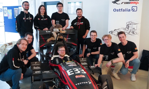 Beim Markt der Möglichkeiten präsentierten sich die verschiedenen Einrichtungen und studentischen Initiativen der Ostfalia – so auch das Team Wob-Racing samt Fahrzeug.