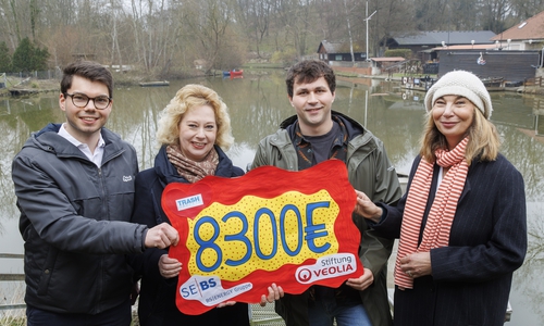SEBS Geschäftsführerin Judith Kraft (2. v. li.) und Ina Rieger (re.) übergeben die Spende an die beiden Gründer der Initiative Christopher Kloska (2. v. r.e), Vereinsvorsitzender und Shahryar Tavana (li.), Finanzvorstand des Vereins. 