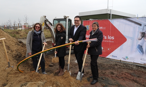 Von links: Telse Dirksmeyer-Vielhauer, Vorsitzende der CDU-Kreistagsfraktion, Brigitte Brinkmann, Bürgermeisterin der Gemeinde Schwülper und Vorsitzende der SPD-Kreistagsfraktion, Landrat Tobias Heilmann und Ines Kielhorn, Bürgermeisterin der Samtgemeinde Papenteich, beim Spatenstich für das Vermarktungsgebiet 5 – Baulos 8. 