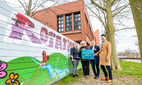 Sophie Wahrenberg und Joachim Gieselberg vom Kinder- und Jugendzentrum Rotation in der Weststadt nehmen den symbolischen Scheck über 3.000 Euro von Jutta Veltmann, Vonovia Regionalbereichsleiterin Braunschweig, und Richard Harrison Schulz, Vonovia Regionalleiter Braunschweig, entgegen. 