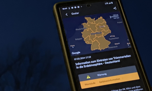 Über die Warn-App NINA warnt das BBk vor den Trümmerteilen aus dem All.