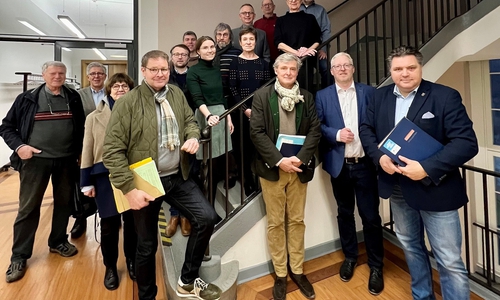 Teilnehmende der ersten Stiftungsratssitzung im Jahr 2024 - von links, vordere Reihe: Marcus Bosse (Stiftungsrat), Alexander von Veltheim (Stiftungsrat), Falk Hensel (Stellvertretender Stiftungsratsvorsitzender), Uwe Schäfer (Stiftungsratsvorsitzender), mittlere Reihe: Kurt Bauch (Stiftungsrat), Dr. Rolf Mayer (Stiftungsrat), Dr. Martina Lange (Stiftungsrat), Marten Schrader  (Stiftungsrat), Antonia Aulbert (Stiftungsrat-Vertreterin des Bundes), Astrid Paus (Stiftungsrat- Vertreterin des Landes), Christiana Steinbrügge (Stiftungsvorstandsvorsitzende), hintere Reihe: André  Isensee (Stiftungsrat), Dr. Diethelm Krause-Hotopp (Stiftungsrat), Dirk Neumann (Stiftungsvorstand), Thomas Fricke (Stiftungsrat) und Sven Volkers (Leitung Stiftungsverwaltung). 