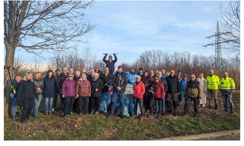Oberbürgermeisterin Urte Schwerdtner (3. v. re.) freut sich mit der internationalen Gruppe über das Ergebnis: 240 Kilogramm Müll wurden in einer Stunde gesammelt.