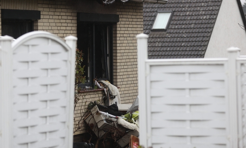 Das Dach hat offenbar auch einen Schaden davon getragen. Ein richtiges Übergreifen konnte die Feuerwehr aber verhindern.