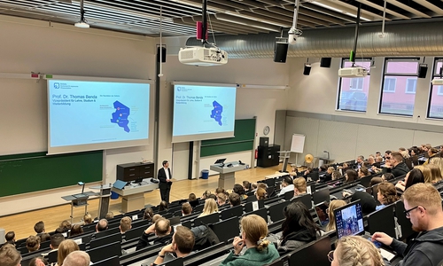 Prof. Dr. Thomas Benda, Vizepräsident für Lehre, Studium & Weiterbildung, begrüßte die neuen Studierenden am Campus Wolfsburg.