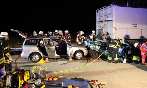 Die Feuerwehr musste ein Fahrzeug unter dem LKW hervorholen.