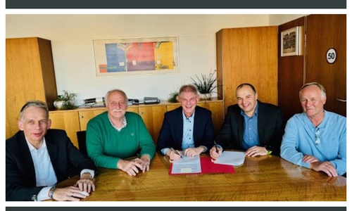 Der Vereinsname ist Programm: Glückliche Gesichter bei der Vertragsunterzeichnung: Jens Flügge (Stadt Salzgitter), Bernd Grabb (Vorstand SV Glück Auf), Oberbürgermeister Frank Klingebiel, Michael Kotzian und Armin Block (Vorstand SV Glück auf) (v. li.).