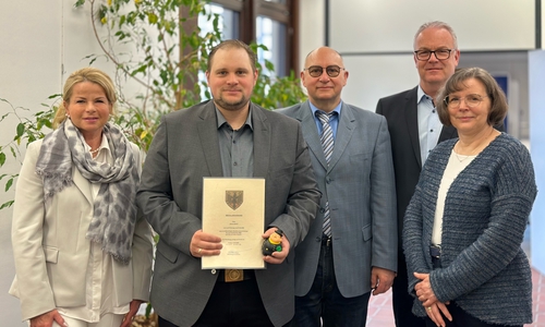 Malte Michel (Mitte links) zusammen mit seinem Vater Rainer Michel (Mitte rechts) und Mutter Petra Michel (rechts vorne) sowie Oberbürgermeisterin Urte Schwerdtner und Fachdienstleiter Sicherheit und Ordnung Tim Meißner.
