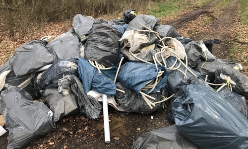 Jede Menge Müll wurde mitten in der Landschaft abgeladen.