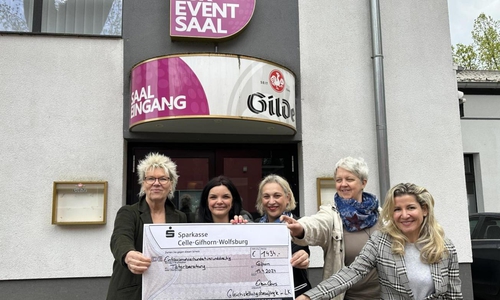 Beate Ulrich (l.) freut sich über die Spende der vier hauptamtlichen Gleichstellungsbeauftragten im Landkreis Gifhorn Verena Maibaum (2.v.l.), Rukiye Cankiran (m.), Barbara Haferkamp-Weber (2.v.r.) und Sevdeal Erkan-Cours (r.).