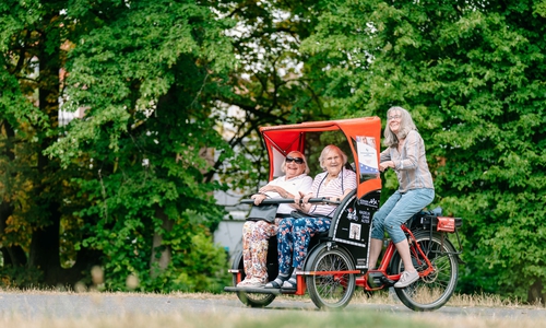 Ein Radeln-ohne-Alter-Gespann unterwegs im Park.