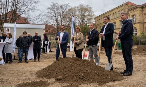 Sebastian Geese vom Bauunternehmen Köster GmbH, Gabriele Gropp-Stauth vom Architekturbüro STAUTH Architekten, Marco Moretti, Geschäftsführer der moretti wohn- und bauprojekte GmbH, Dirk Rosskopf, Geschäftsführer der Volksbank BRAWO Immobilien GmbH und Stephan Kühl (Stadt Braunschweig) beim Spatenstich des Wohncarré Wilhelmstraße (v. li.).