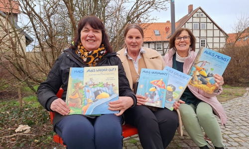 (v. l.) Das Team vom Lesetraum um MachBar- Vorsitzende Rita Trubjansky (l.) – hier zusammen mit Elisabeth Lüer (m.) und Annette Bruns (r.) – präsentiert Kleiner-Rabe-Socke- Bücher.