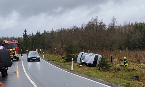 Der verunfallte Mitsubishi auf der Bundesstraße 4.