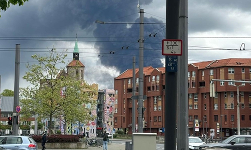 Auch aus der Innenstadt von Braunschweig ist der Rauch zu sehen.