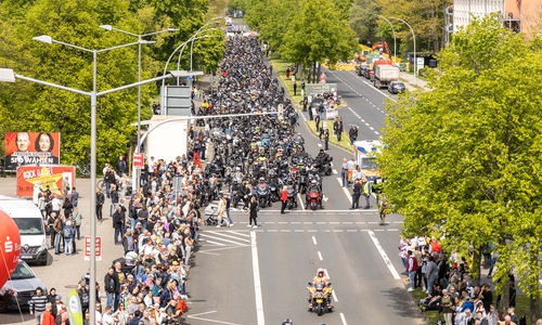 In Lebenstedt versammelte sich der Demozug aus unzähligen Motorrädern.