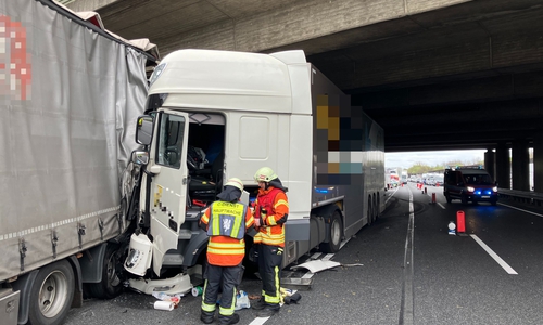 Unter der Brücke hatten sich zwei LKW ineinander verkeilt.