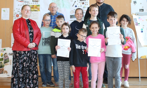 Die Teilnehmer des Vorlese-Wettbewerbs in der Grundschule Lehre und die Jury Diana Siedentopf, Hartwig Möllenberg und Maximilian Hömme.