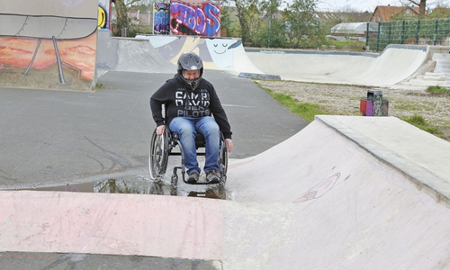 Marc Lippels demonstriert, wie Rollstuhlfahrer die Rampen mit ihren Rollstühlen nutzen. 