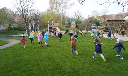 Die Kinder nahmen das neue Gelände gleich in Beschlag.