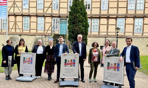 Die Oberbürgermeister Dennis Weilmann (5. v.l.) und Daniel Szarata (rechts) habe zusammen mit den Künstlern die Ausstellung eröffnet. 