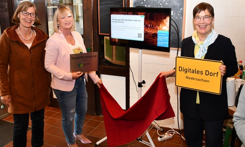 Landesbeauftragte Dr. Ulrike Witt (re.), Ortsbürgermeisterin Dunja Kreiser (Mitte) und Saskia Hoog (Projektverantwortliche Digitale Dörfer Niedersachsen für Evessen).