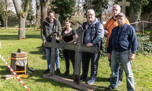 Abbau der Graddenkmale, v.l.: Adrian Sievers, Kira Darge (Restauratorin M.A.), Holger Rogge (Ortsheimatpfleger), Christoph Lücke (Denkmalschutz Stadt Salzgitter), Thomas Löser (Ortsheimatpfleger)).