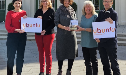 Spendenübergabe am Lessingtheater: Alexandra Hupp (Theaterleiterin), Ute Haß und Anke Brockmann (Service/Theaterkasse), Sigrid Heintorf-Resesky und Harald Resesky (ubuntu child Namibia e. V.) (v. li.).