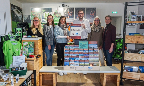 Deborah Trümer (Geopark Trägerverein Braunschweiger Land – Ostfalen e.V.), Luisa Bohs (Quartiersmanagerin Allerpark der WMG), Tanja Mühlhaus (Geopark Trägerverein Braunschweiger Land – Ostfalen e.V.), Christoph Kaufmann (Leiter Wolfsburg Store inkl. Tourist-Information der WMG), Verena Lorenz (Abteilungsleitung im Geschäftsbereich Grün der Stadt Wolfsburg) und Stefanie Jäger-Wilke (Geschäftsbereichsleitung Grün der Stadt Wolfsburg) im Wolfsburg Store inkl. Tourist-Information (v. li.).