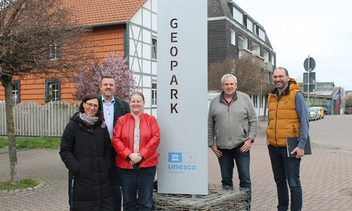Tanja Mühlhaus vom Trägerverein Geopark aus Königslutter, Gemeindebürgermeister Andreas Busch, Diana Siedentopf als stellvertretende Ortsbürgermeisterin von Lehre, Geschäftsstellenleiter des Geopark-Trägervereins Dr. Henning Zellmer und Bauamtsleiter Marco Schulz an der Geopark-Stele in Lehre.