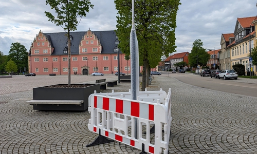 Auch auf dem Schlossplatz wurde ein neuer Mast gesetzt.