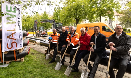 Beim symbolischen 1. Spatenstich, v.l.: Nico Schöttle (Geschäftsführer SLG-Schöttle Leitungsbau GmbH), Johannes Eickmann (technischer WEVG-Geschäftsführer), Gunnar Groebler (Vorstandsvorsitzender der Salzgitter AG), Oberbürgermeister und WEVG-Aufsichtsratsvorsitzender Frank Klingebiel, Rainer Schmittdiel (Mitglied des Vorstandes der Avacon AG), Rainer Krause (kaufmännischer WEVG-Geschäftsführer).
