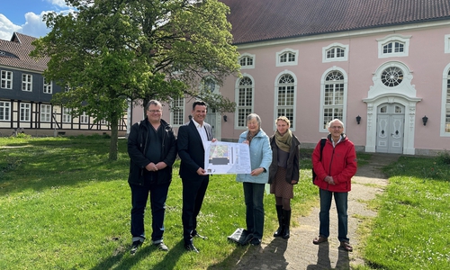 Der Kirchenvorstand von St. Nicolai lies sich die Pläne von Astrid Behrens, Fachbereichsleiterin Tiefbau der Stadt, und Bürgermeister Matthias Nerlich erklären.