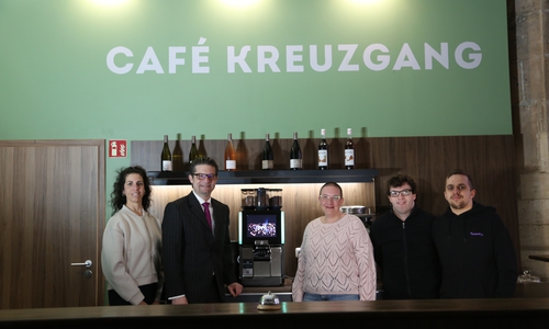 Susanne Ihlau, Leiterin des Café Kreuzgang und Team freuen sich über die neue Kaffeemaschine übergeben von Carsten Ueberschär, Direktionsleiter Braunschweig der Volksbank BRAWO.
