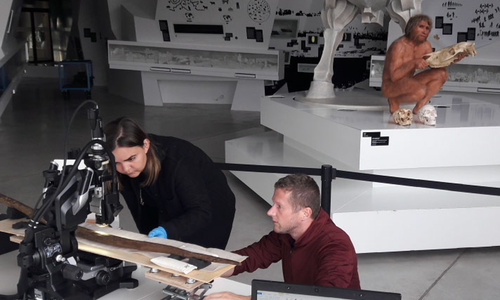 Restauratorin Anna‐Laura Krogmeier und Dr. Tim Koddenberg bei der Untersuchung eines Holzspeeres im Forschungsmuseum Schöningen. 