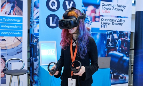 Per VR-Brille lässt sich das Ionenfallen-Labor der PTB erkunden.