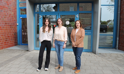 Fachbereichsleiterin Nicole Behlendorf (rechts) mit dem neuen Team der Sozialkoordination: Charlotte Salzmann und Jennifer Adel.