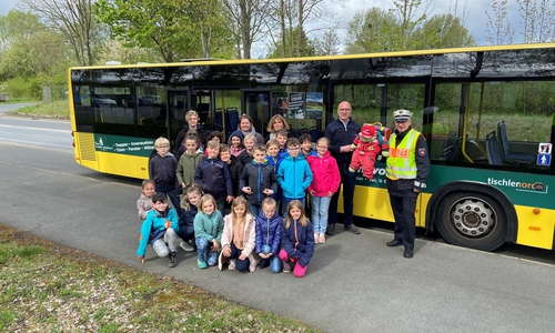 Grundschüler in der "Busschule".