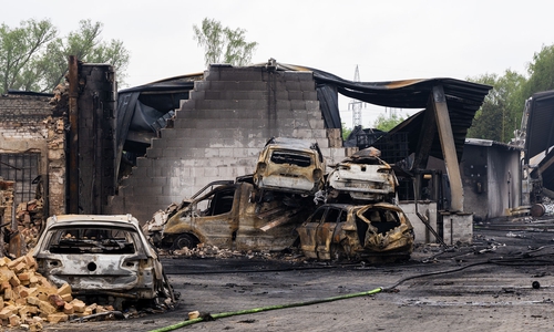 Dem Brand fielen auch etliche Fahrzeuge zum Opfer.