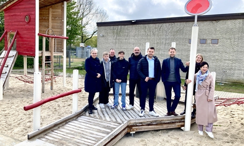 Oberbürgermeister Dennis Weilmann und weitere Vertreter aus der Politik freuen sich über die neuen Außenanlagen der Peter-Pan-Schule.