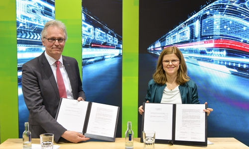 Prof. Karsten Lemmer, Mitglied des DLR-Vorstands und verantwortlich für Innovation, Transfer und wissenschaftliche Infrastrukturen, und Dr. Daniela Gerd tom Markotten, Vorständin für Digitalisierung und Technik bei der Deutschen Bahn, unterzeichnen auf der Hannover Messe einen Kooperationsvertrag zur Förderung von Innovationen im Bahnbetrieb. 