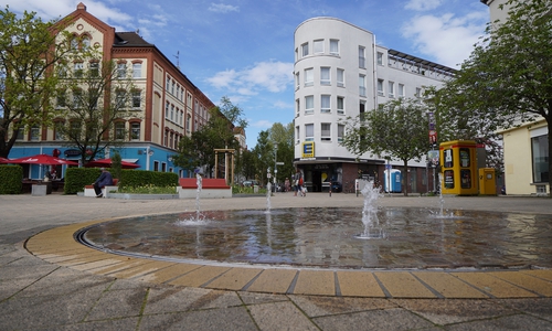 Oberbürgermeister Dr. Thorsten Kornblum und die Bezirksbürgermeisterin Sabine Sewella eröffnen am Freitag den neu gestalteten Frankfurter Platz.