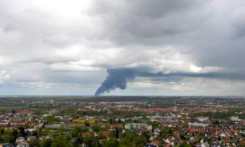 Die schwarze Rauchsäule ist aus deutlicher Entfernung, hier mit Blick über die Stadt Wolfenbüttel, zu sehen.