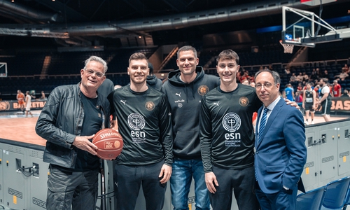 Marcus Eckhoff (Geschäftsführer Neuerkeröder Wohnen und Betreuen GmbH), Ferdinand Zylka (Löwen-Profi), Nils Mittmann (Geschäftsführer Basketball Löwen Braunschweig), Gian Aydinoglu (Löwen-Profi), Tobias Henkel (Vorstandsvorsitzender esn) (v. li.).