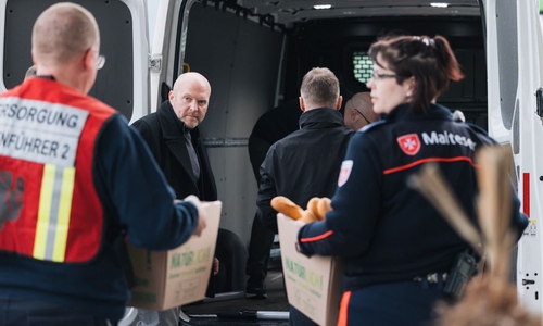 Das Essen wurde verladen. Jeder packte mit an, links im Bild: IHK-Hauptgeschäftsführer Dr. Florian Löbermann.